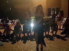 Thomas odgrywa jej mez wielki deke