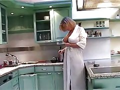 Busty szerokim otwartym szaty.