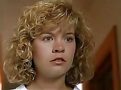 Młody ellie cornell prysznicem sceny