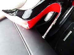 Lizać moje obcasy czyste! dziwka w leatheramp samochodu, louboutin obcasy